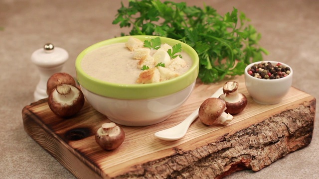 美味的蘑菇浓汤，用泥碗盛在切菜板上视频素材