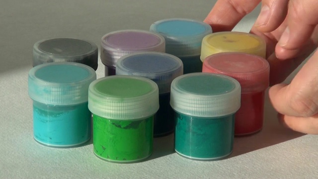 艺术家把工作场所的丙烯酸水粉颜料罐视频素材