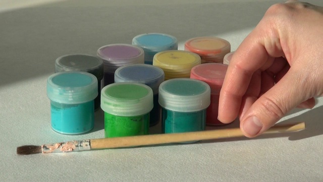 艺术家把画笔。丙烯酸水粉画颜料视频素材