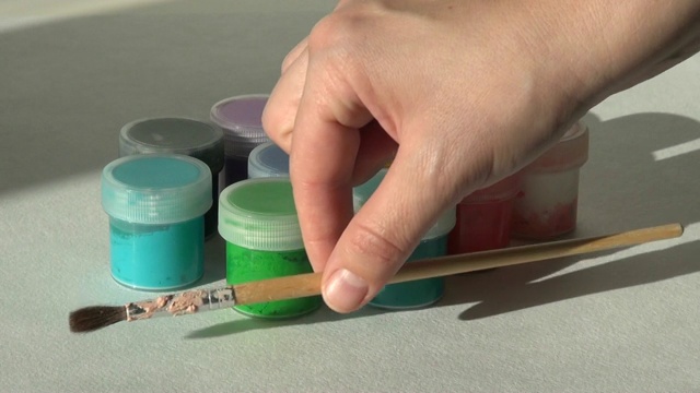 艺术家把画笔。丙烯酸水粉画颜料视频素材