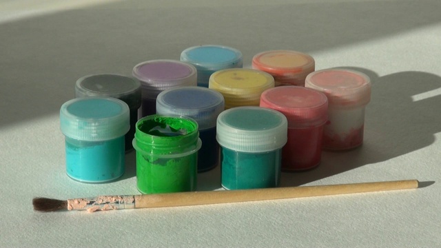 手拿，打开并放罐绿色丙烯酸水粉颜料。作业,艺术家的作品视频素材