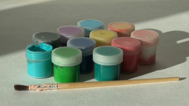 手拿、打开并放瓶绿松石丙烯酸水粉颜料。作业,艺术家的作品视频素材