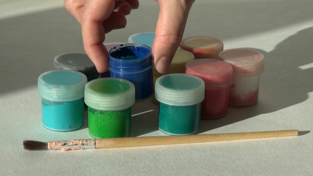 手拿，打开并放罐蓝色丙烯酸水粉颜料。作业,艺术家的作品视频下载