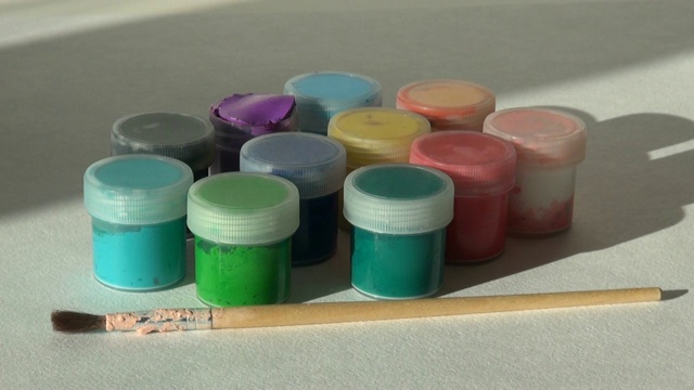 手拿，打开并放罐紫色丙烯酸水粉颜料。作业,艺术家的作品视频素材