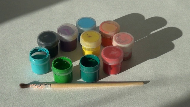 艺术家打开一罐水粉丙烯酸颜料视频素材