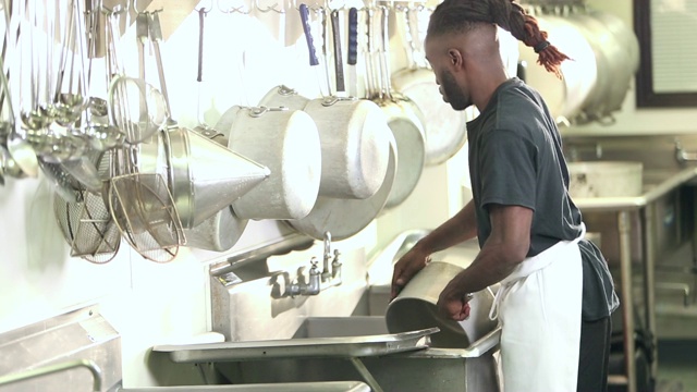 非裔美国人在厨房里洗碗视频下载