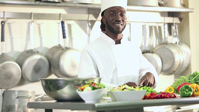 非裔美国厨师在商业厨房工作视频下载