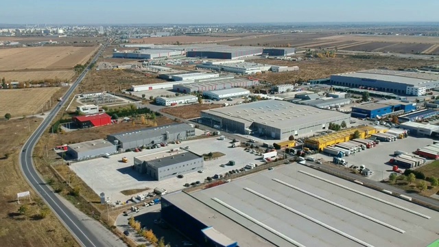 无人机拍摄罗马尼亚Ploiesti市附近正在开发的主要工业和物流区，那里有许多重要的企业和工业领域的外国投资。视频素材