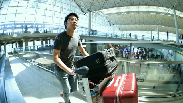 在机场出发区拿着行李的男人视频下载