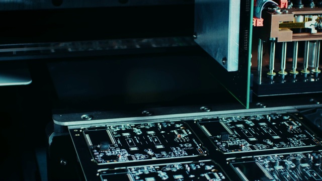 工厂机器工作:印刷电路板被自动机械臂组装，取放技术将微芯片安装到主板上。时间流逝微距特写镜头。视频素材