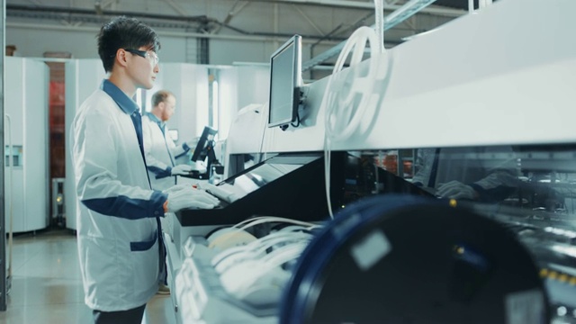 在高科技工厂亚洲工程师使用电脑为印刷线路板装配线的取放电子机械编程。使用SM生产PCB。视频下载