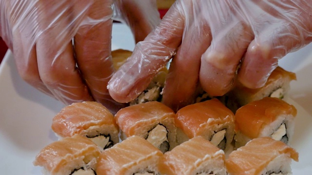新鲜的寿司铺在盘子上。视频素材