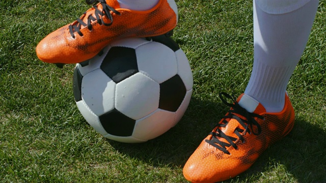 足球,足球比赛。职业足球运动员年轻女子在训练前扣上她的红鞋，4k视频下载