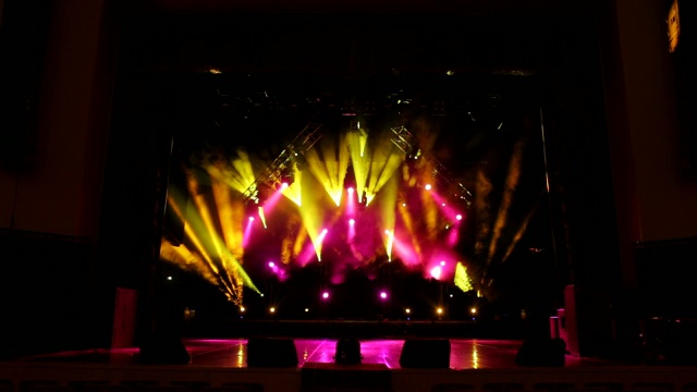 音乐会上多彩的舞台灯光。舞台灯光和烟雾。视频素材