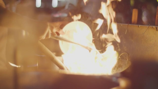 厨师烹饪平底锅在燃烧的炉子上4k慢动作视频素材