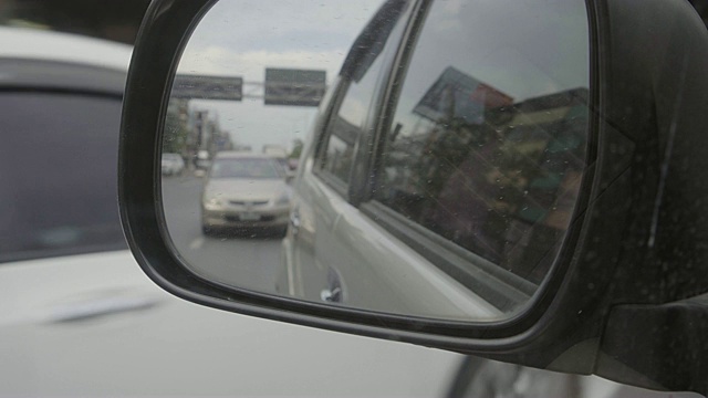 从汽车后视镜中看到的道路视频素材