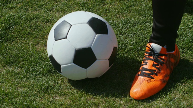 足球,足球比赛。职业足球运动员在训练前扣上他的红鞋，4k视频下载