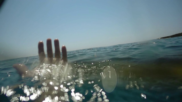 一只手在水里呼救。视频下载
