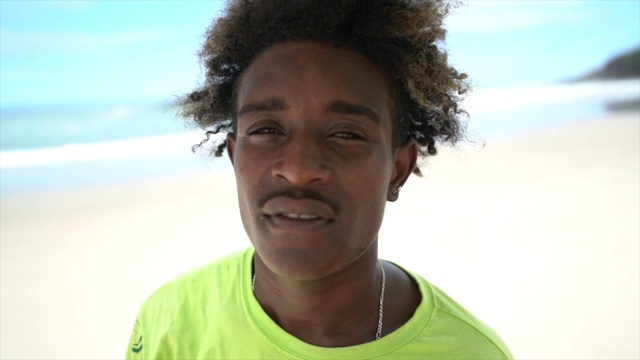 海滩上的黑人青年视频素材