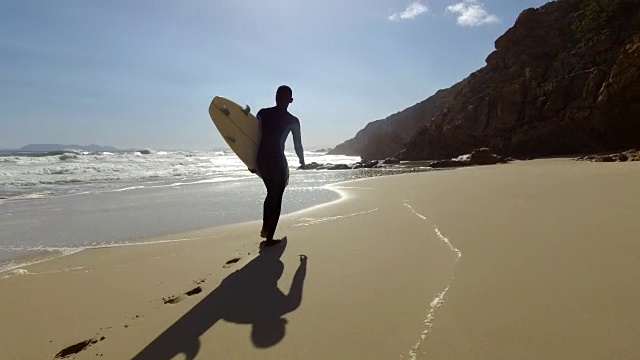 非洲男性在海滩上冲浪视频素材