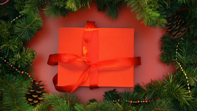 圣诞礼物用糖果拐杖开箱，俯视图定格效果，平安夜视频下载