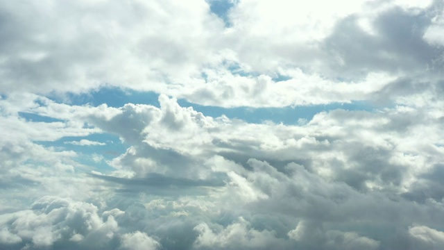 美丽和柔软的云移动在蓝天上的视频视频素材