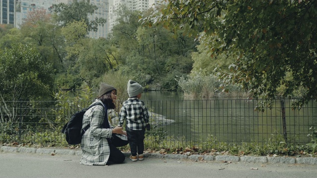 纽约中央公园的亚裔家庭视频素材