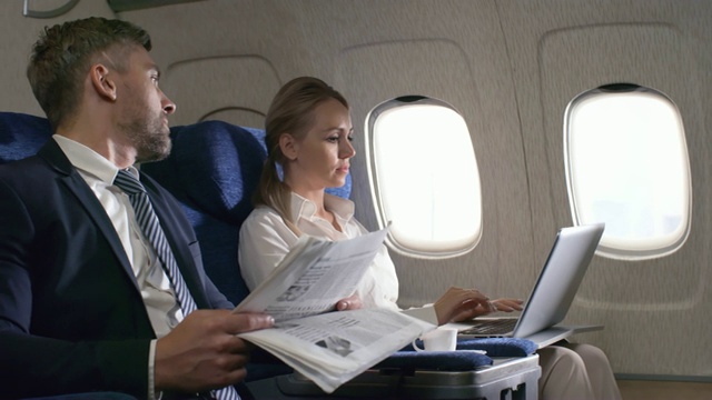 乘飞机旅行的商务人士视频素材