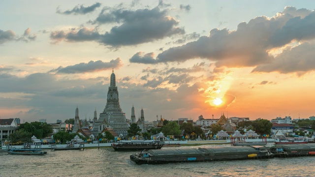 泰国曼谷4K时间流逝，城市天际线日落时光流逝在Wat Arun寺庙和湄南河视频素材