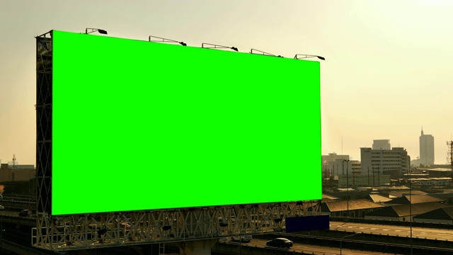 夕阳西下的泰国曼谷高速公路上的绿色广告牌。视频下载