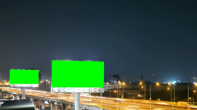 泰国曼谷高速公路上以城市为背景的绿色广告牌屏风。视频素材