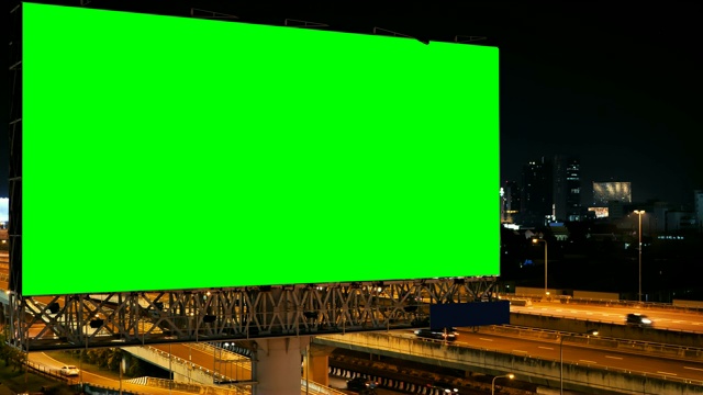 泰国曼谷高速公路上以城市为背景的绿色广告牌屏风。视频下载