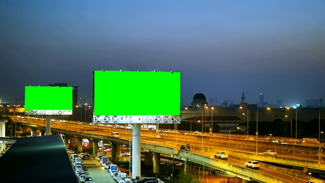 泰国曼谷高速公路上以城市为背景的绿色广告牌屏风。视频素材