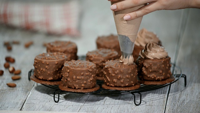 装饰巧克力迷你慕斯蛋糕。巧克力榛子慕斯蛋糕覆盖巧克力釉。视频素材