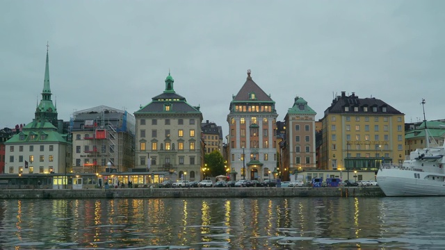 在瑞典斯德哥尔摩河上游弋的船只视频下载