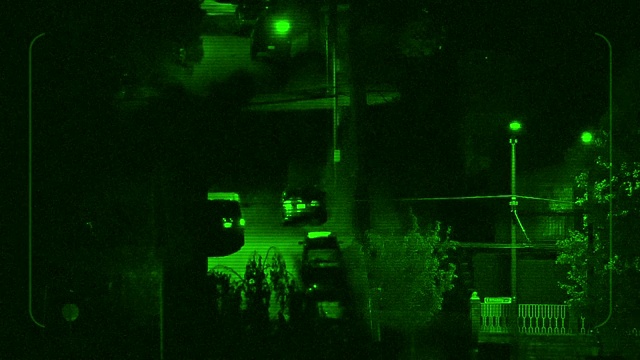 夜视跟踪车在公寓附近行驶视频下载