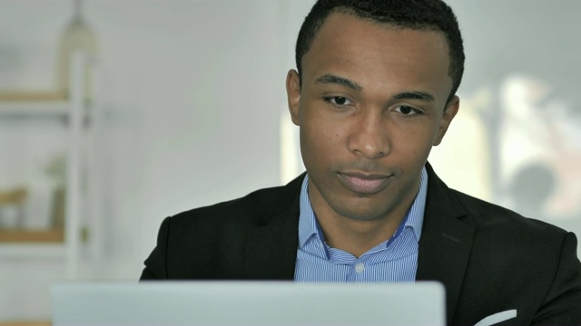 非裔美国商人在工作时的在线视频聊天的特写视频素材