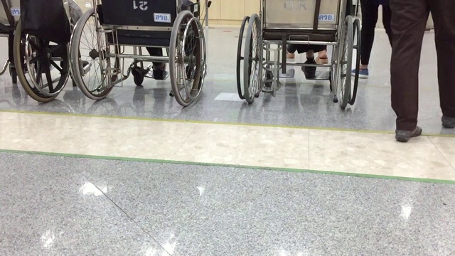 坐在轮椅上的病人视频下载