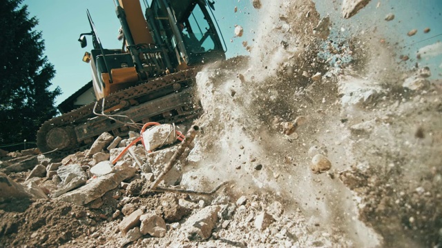 SLO MO大型混凝土块随着挖掘机掉落而破碎视频素材