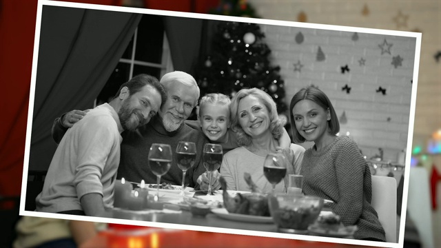 友好的家庭拥抱和看着镜头，圣诞晚餐，肖像效果视频下载