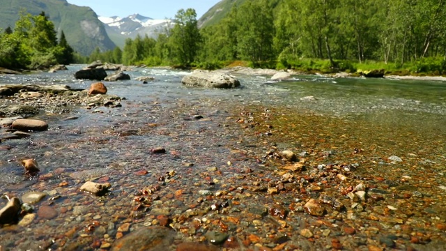 挪威特洛斯提根附近美丽的山河视频素材