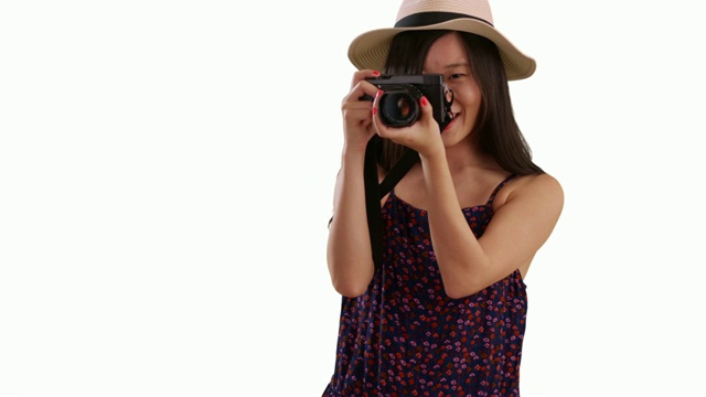 近距离的千禧妇女使用相机拍摄照片孤立的白色视频下载