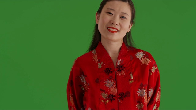 中国女孩穿着亚洲传统服装站在绿幕前视频下载