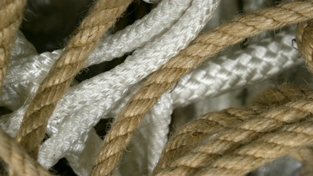 旋转设置成棕色、白色的螺旋形特写。绳子的背景设计视频下载