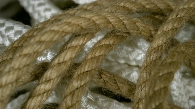 全景集绳棕色，白色的形式螺旋特写。绳子的背景设计视频下载