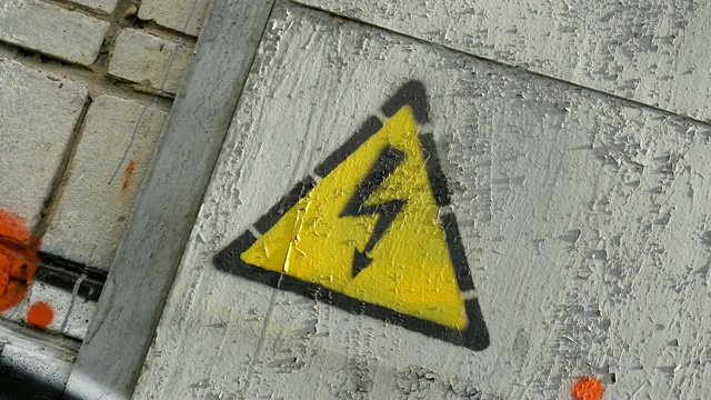 触电旋转有危险迹象。门上标有高压黄色标志视频素材