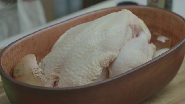 准备在锅里烤整只鸡视频素材