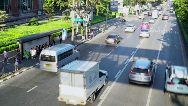 曼谷市中心交通拥挤，上下班高峰期很多人在等公交车视频下载