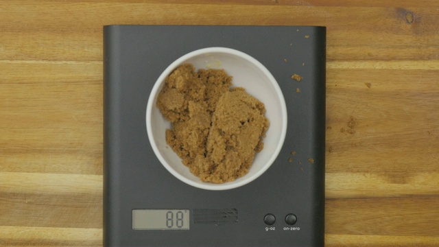 测量烘烤蛋糕用的红糖视频下载