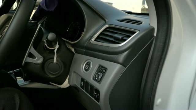 近距离拍摄的女人用紫色微纤维织物清洁suv汽车前面板的内部视频下载
